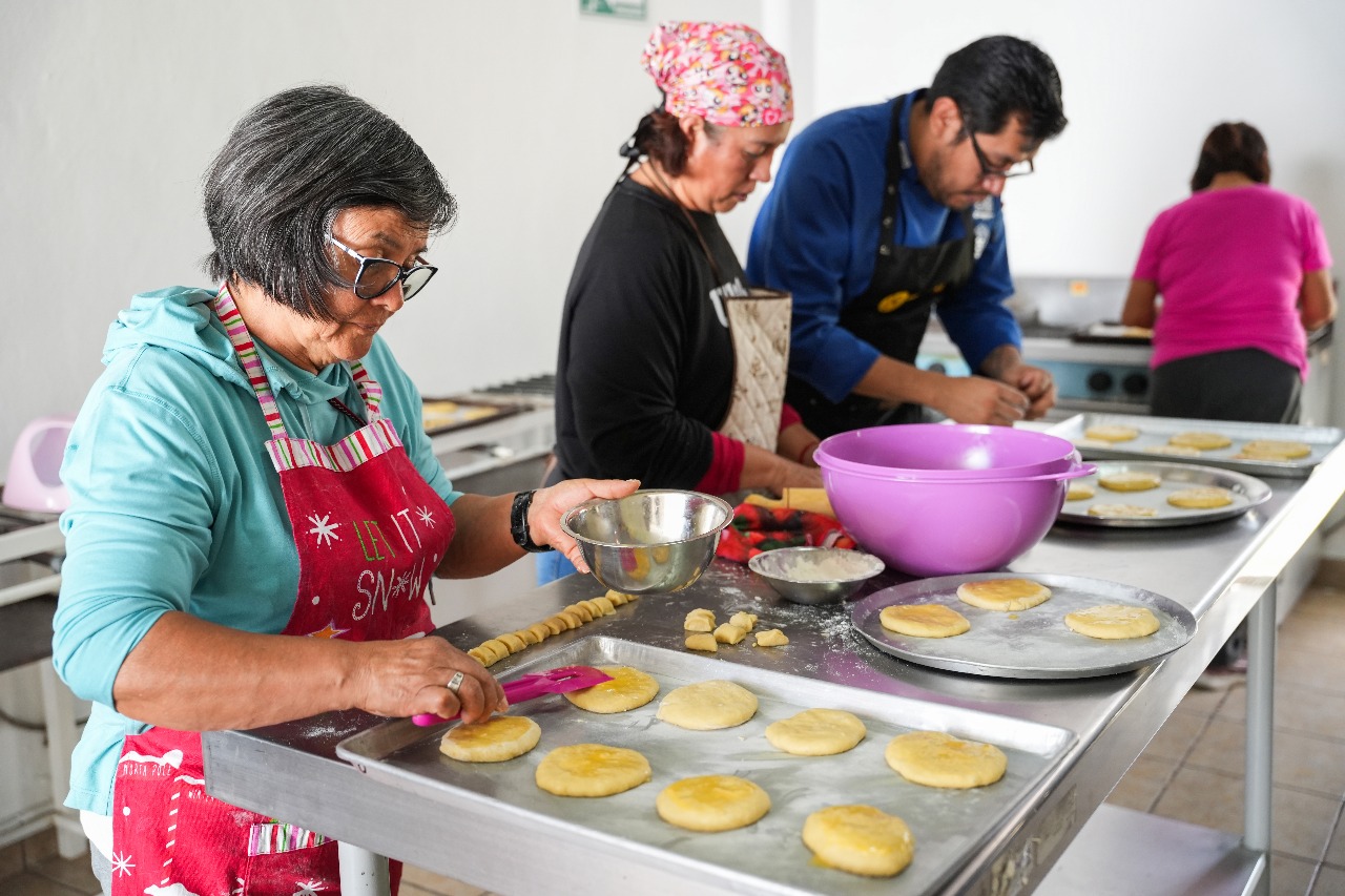 Familias de la capital aprenden y disfrutan del curso de pan de muerto del SMDIF Tlaxcala